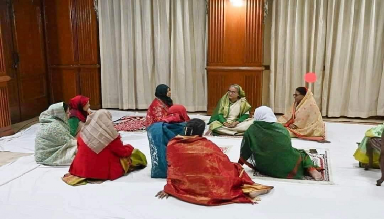  প্রধানমন্ত্রীর জায়নামাজে বসে আলোচনার ছবি ভাসছে প্রশংসায়