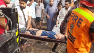 নিউ মার্কেটের ভেতর থেকে আহত অবস্থায় একজনকে উদ্ধার