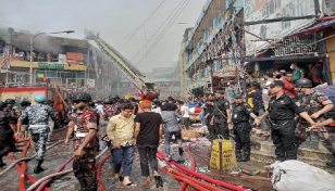 নিউ মার্কেটে আগুন: আশেপাশের সড়কে যান চলাচল বন্ধ