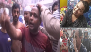 চোখের সামনে পুড়ছে দোকান, কাঁদছেন ব্যবসায়ীরা