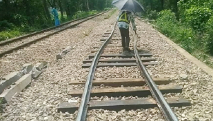 ব্রাহ্মণবাড়িয়ায় ফের বেঁকে গেছে রেললাইন, ট্রেন চলাচল বন্ধ