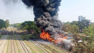 চট্টগ্রামে টায়ারের গোডাউনে আগুন, নিয়ন্ত্রণে ১১ ইউনিট
