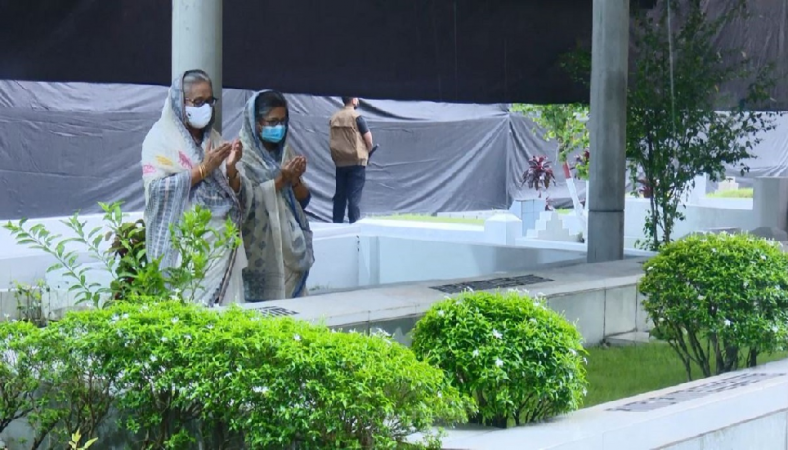 বনানী কবরস্থানে স্বজনদের কবর জিয়ারতে শেখ হাসিনা