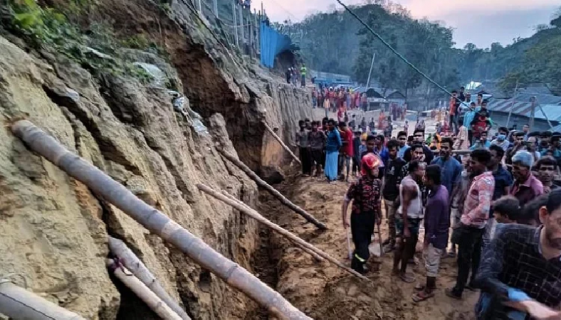 চট্টগ্রামের আকবর শাহ এলাকায় পাহাড় ধসে নিহত ৩