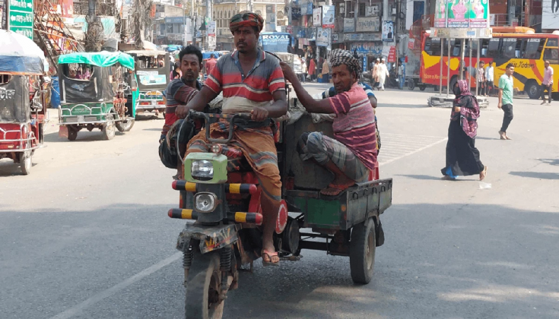 তীব্র দাবদাহে চুয়াডাঙ্গায় দুর্বিষহ জনজীবন, ঘরে থাকার পরামর্শ