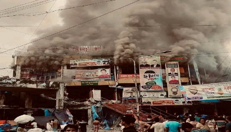 নিউ সুপার মার্কেটে আগুন, নিয়ন্ত্রণে ২৮ ইউনিট