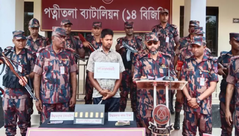 নওগাঁয় ৫০ লাখ টাকা মূল্যের ৬টি স্বর্ণের বার জব্দ, গ্রেপ্তার ১