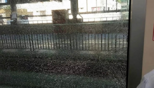 বহুতল ভবন থেকে মেট্রোরেলে ঢিল, থানায় অভিযোগ