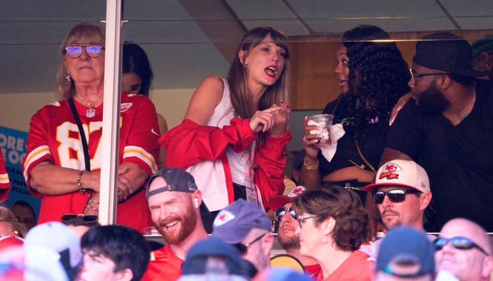 Taylor Swift turns out to see Travis Kelce, Kansas City Chiefs