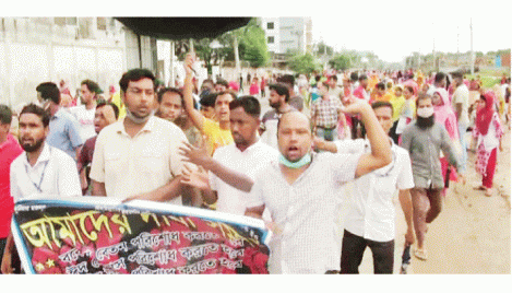 Apparel workers block road in Gazipur 