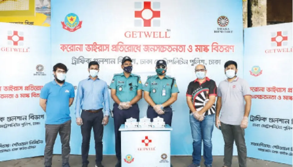 Getwell distributes masks among people