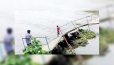 Wooden bridge over Chawai River collapses 