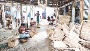 Munshiganj artisans struggle to keep their craft alive 