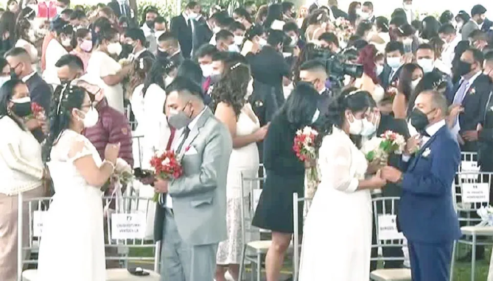 200 couples tie the knot in Peru mass wedding 