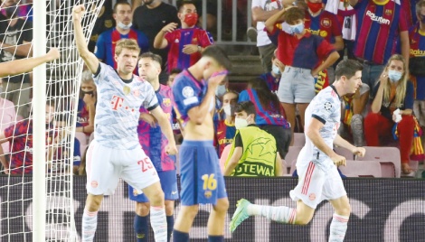 Bayern roll bumbling Barcelona aside 