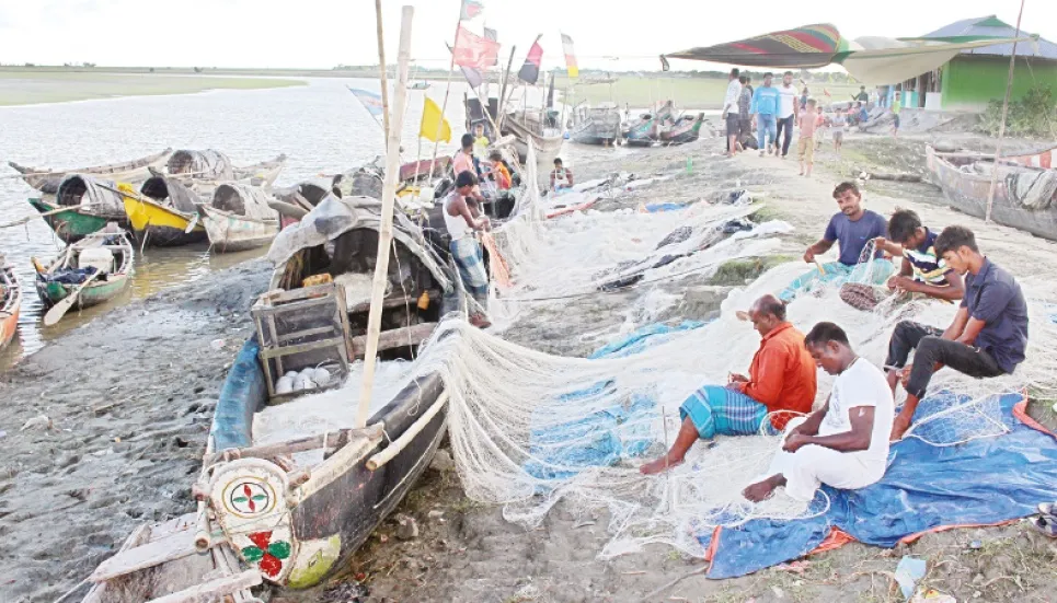 Feni fishermen struggle to find hilsa in peak season 