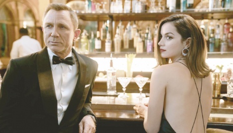 Daniel Craig asks ‘why should a woman play James Bond?’ 
