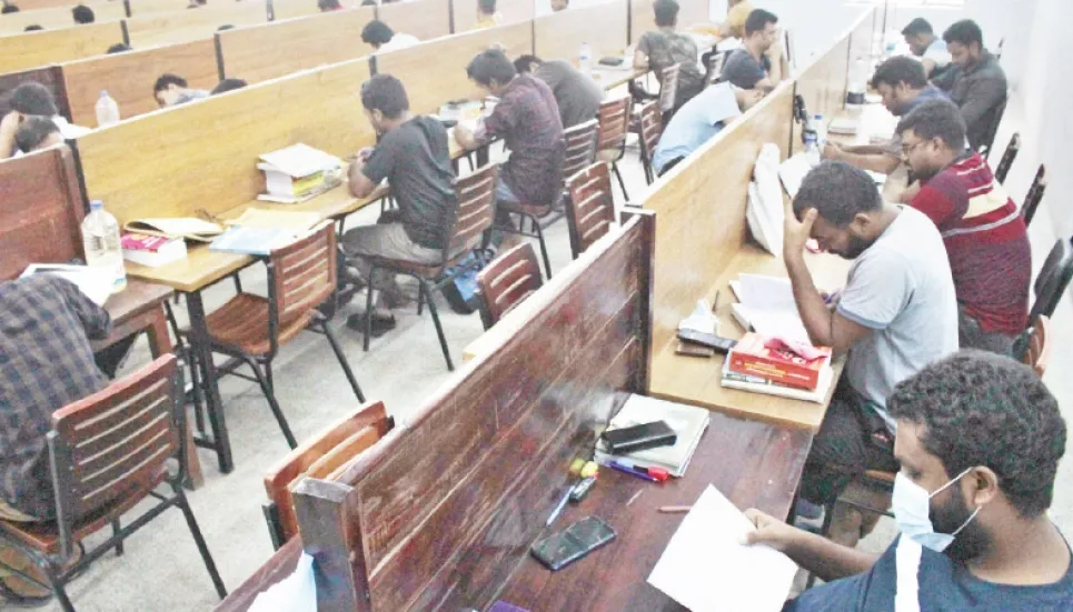 Students rush as DU library reopens 