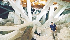 Giant crystal cave in Mexico 