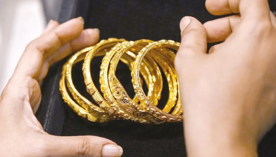 Desperate Indians sell family gold to survive cash crunch 
