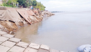 River protection embankment collapses 