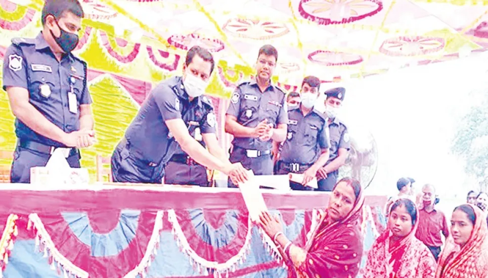 Bangladesh Police provides assistance to Pirgonj arson victims 