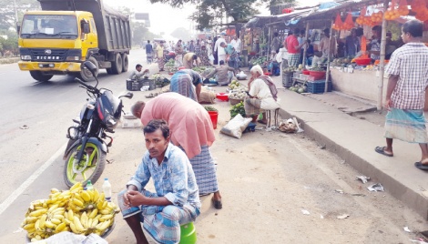 Illegal makeshift shops shrink highway 