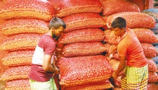 Indian onion price drops Tk 5 per kg in Hili 