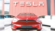 Tesla drivers back behind wheel after server problem 