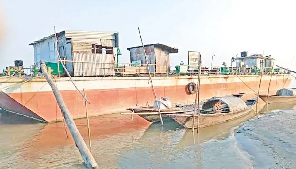 Poor navigability disrupts vessel movement 