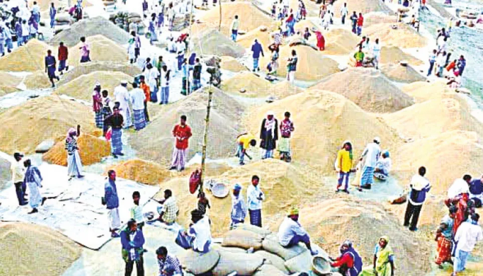 Kalaiya Dhan Haat abuzz with buyers, sellers 