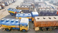 Oil slips, but gains 5% in the week on Kazakh 