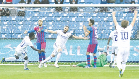 Real down Barca to reach final 