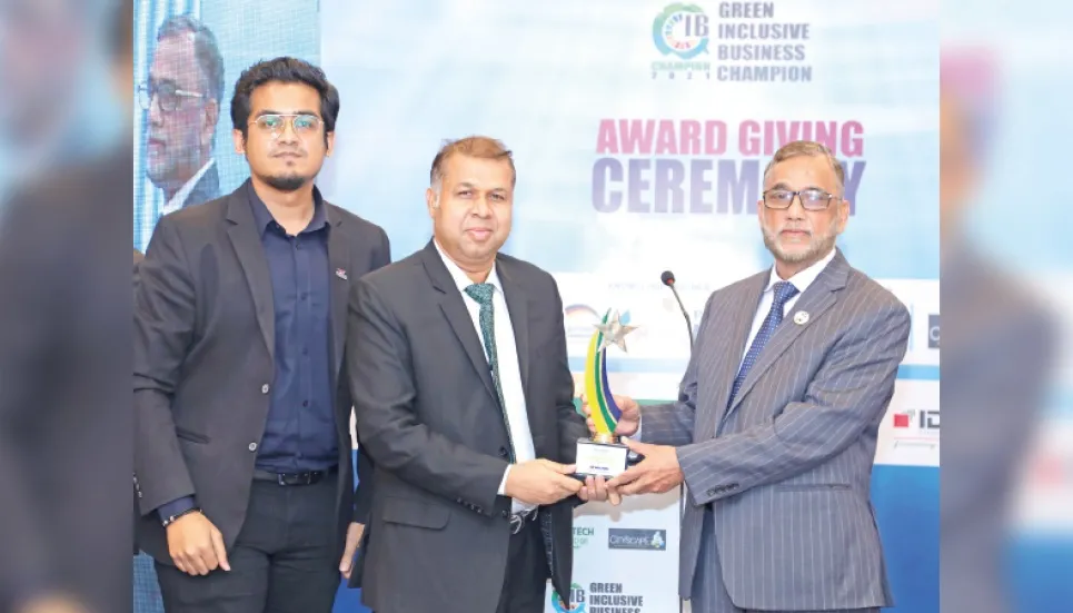 Walton gets award in green hi-tech industry 