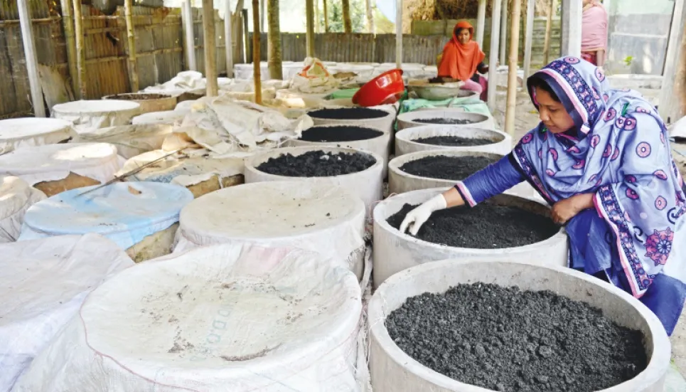 Bogura woman becomes self-reliant by producing vermicompost 