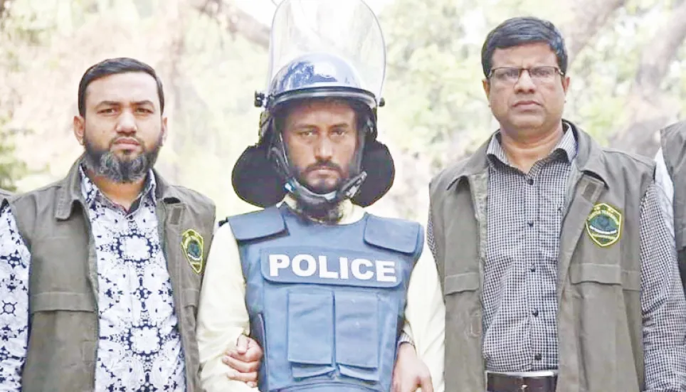 Fugitive death row convict held 