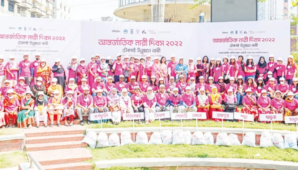 Hundreds of women join hands to promote plastic collection 