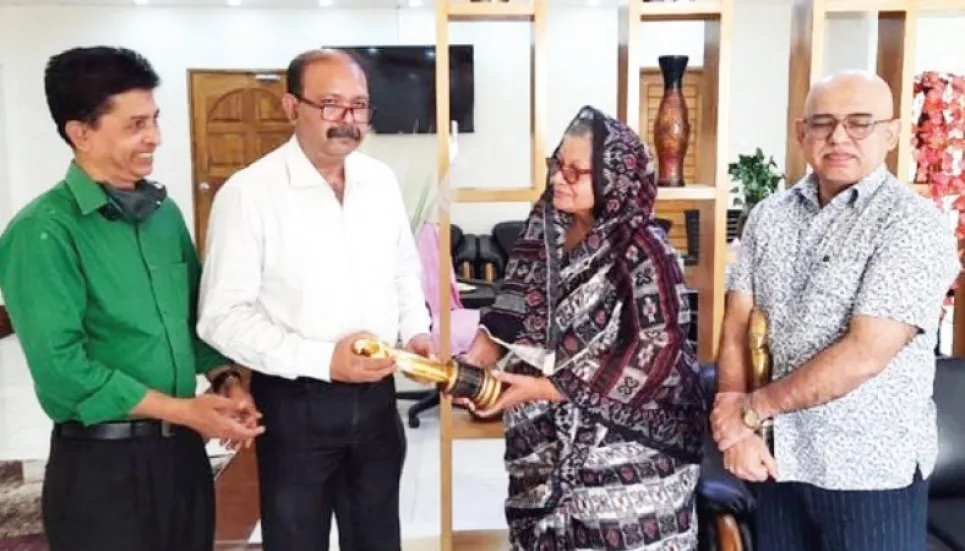 Dolly Johur donates her awards to Film Museum