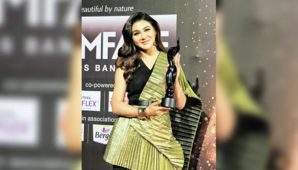 Jaya wins Joy Filmfare award for 3rd time 