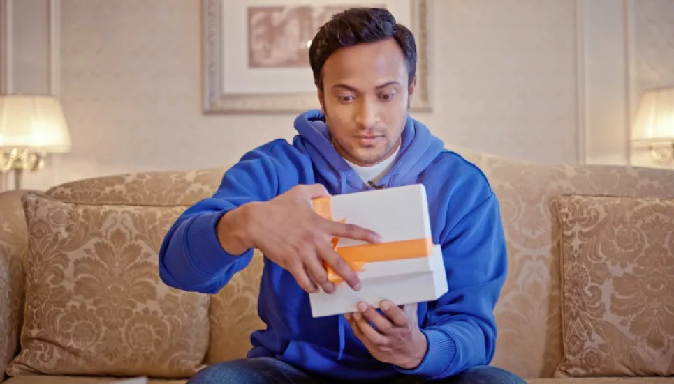 What is that gift in Shakib’s hand? 