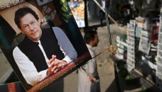 Pakistan MPs clash as PM no-confidence debate begins 