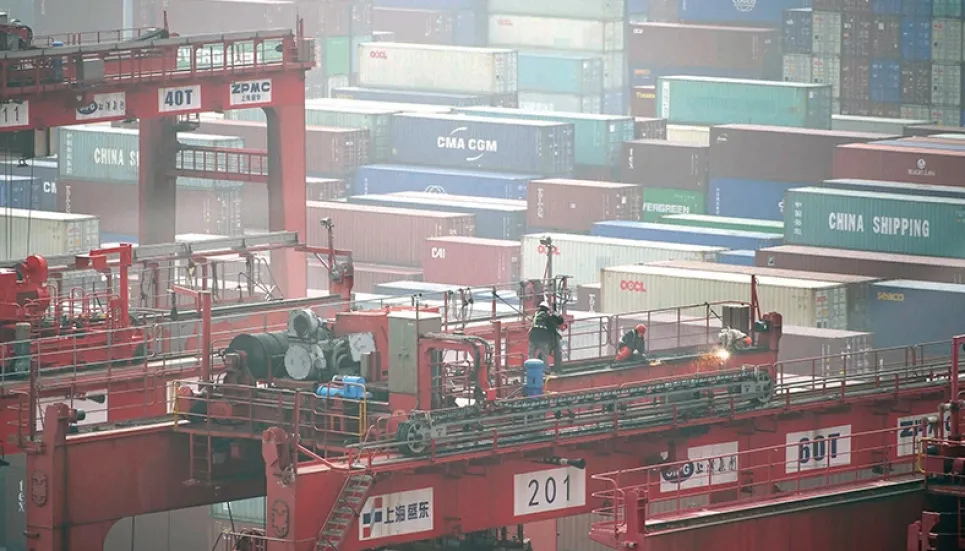 Shanghai lockdowns worsen port congestion 