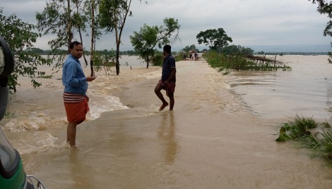 Thousands marooned as rivers burst banks