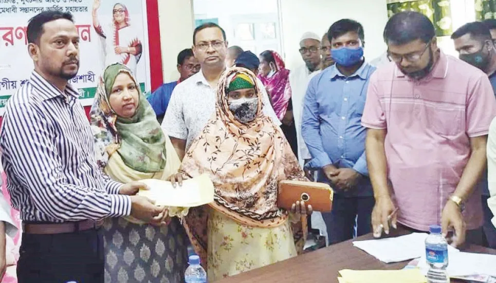 95 distressed labourers get Tk 43 lakh grants in Rajshahi 