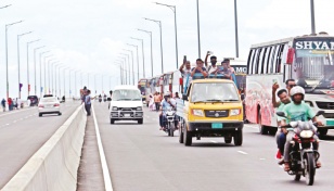 Onion-laden truck overturns near Padma Bridge, 4 injured