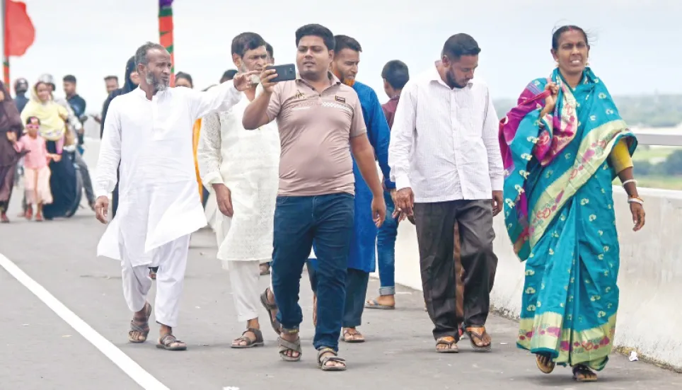 Hundreds spend joyous first day on Padma Bridge 