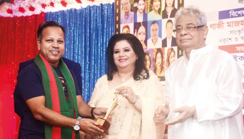 Ovi awarded for contribution to entertainment journalism 