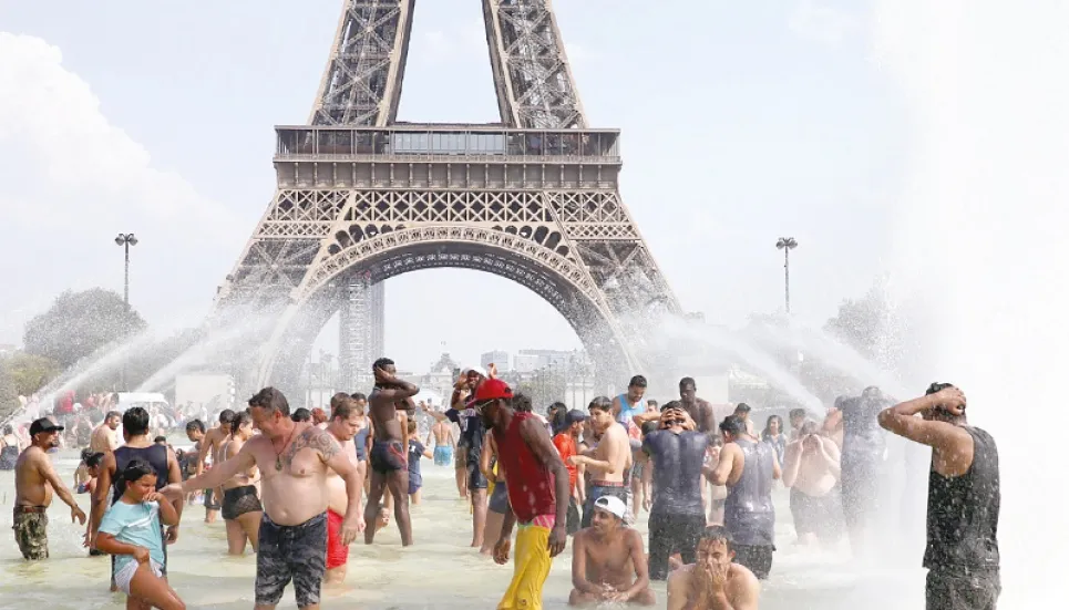 Health warnings issued as heatwave scorches Europe 