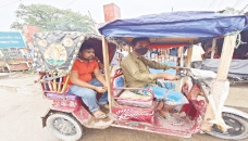 Battery-run rickshaws continue to operate amid massive power cuts 