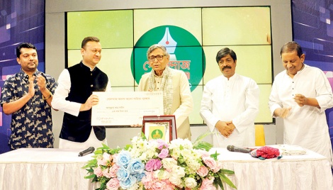 Abdullah Abu Syeed receives Golandaz Ananda Alo Sahitya Puraskar